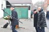 Delegacja składa kwiaty pod tablicą